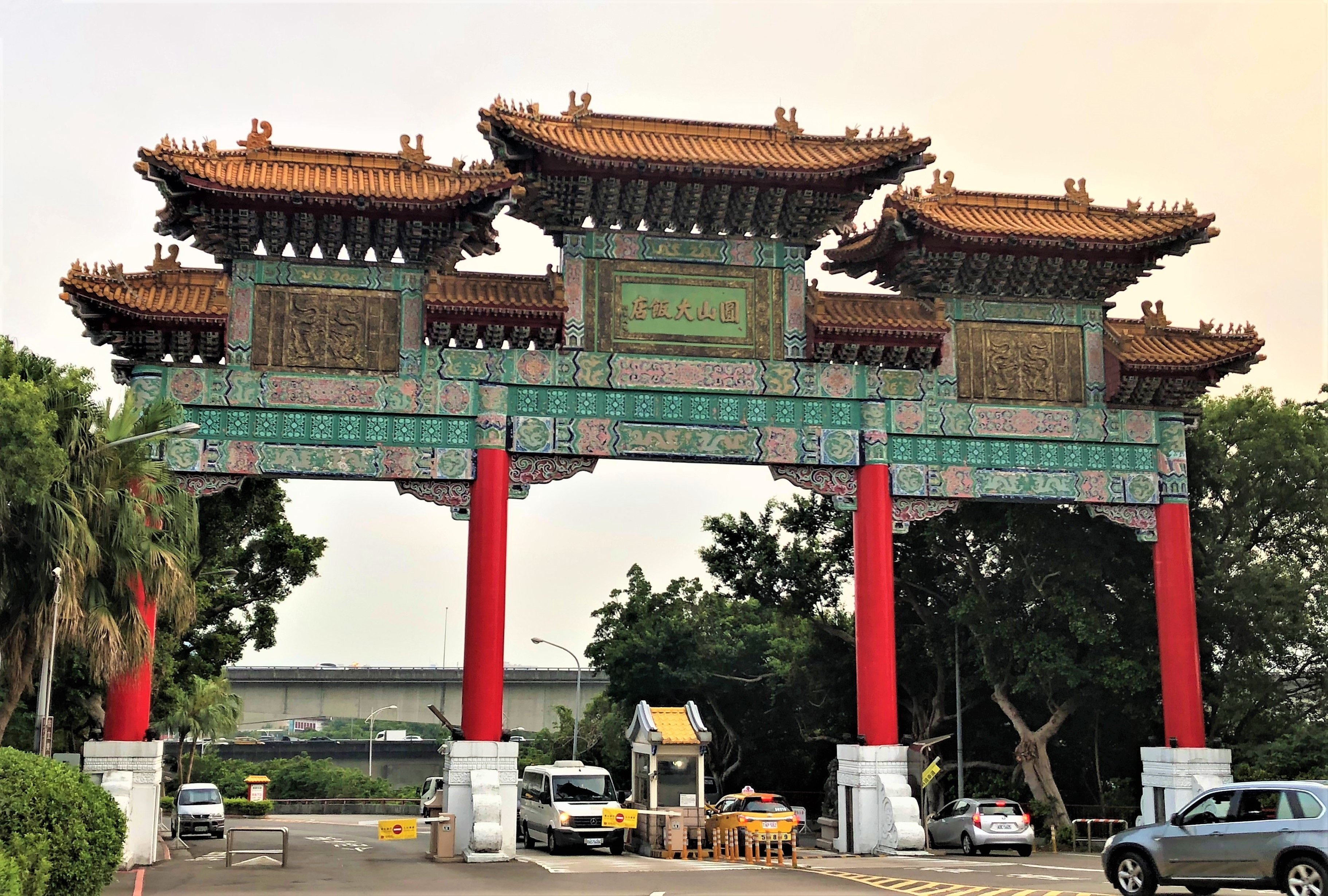 圆山大酒店正面照一张,能入住在这样霸气的宫殿建筑里面,这本身就是一