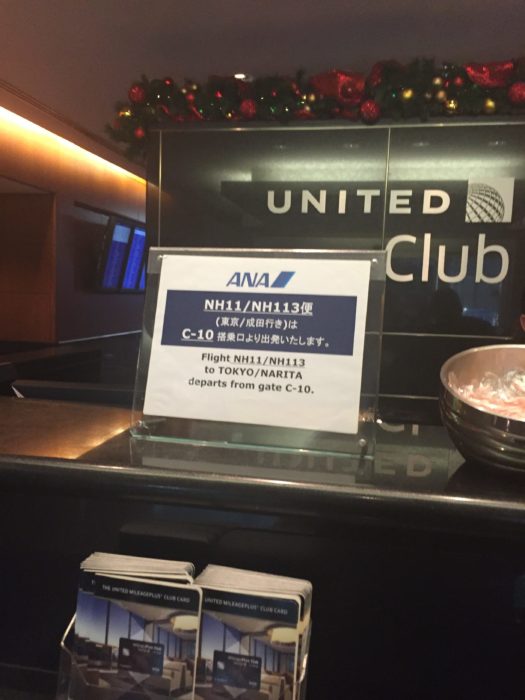提示ANA航班商务舱乘客可以进入休息室的指示牌（美联航休息室）