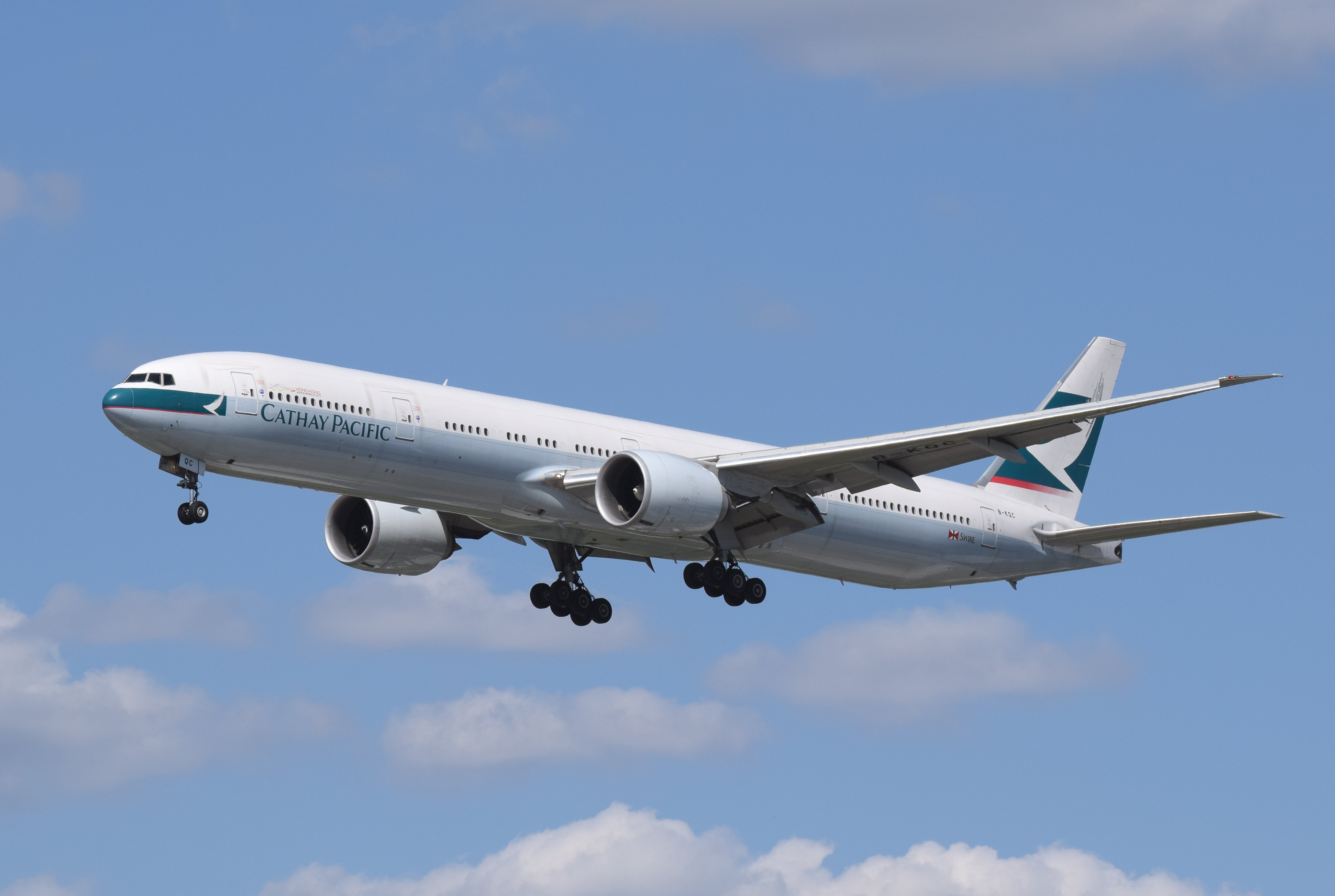 Cathay_Pacific_Boeing_777-300ER_(B-KQC)_arrives_London_Heathrow_7Jun2015_arp