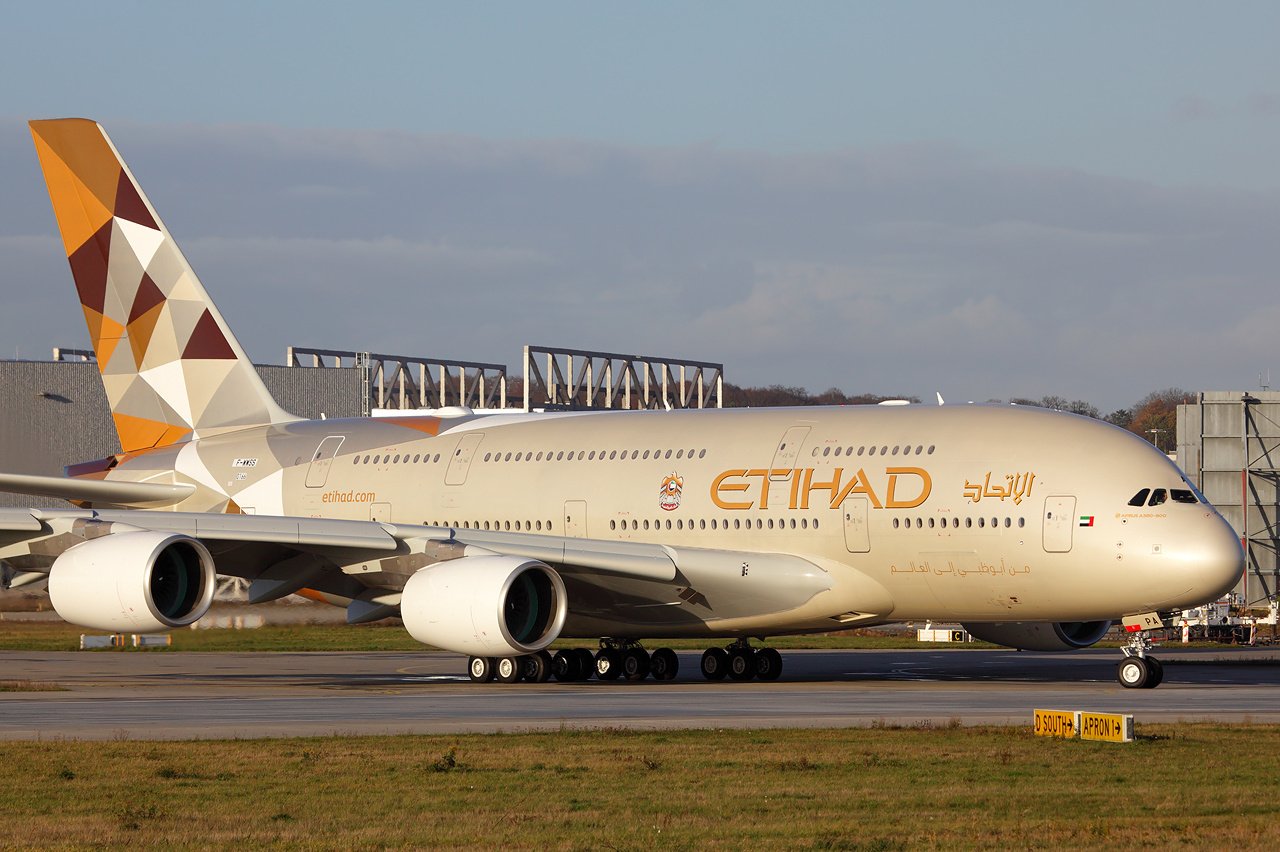 Etihad_Airways_Airbus_A380-861_at_Finkenwerder