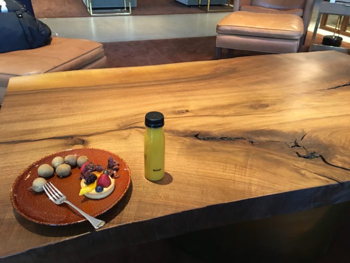 核桃木桌：最大程度保留自然的感覺。舒爽果汁，水果塔，龍眼！