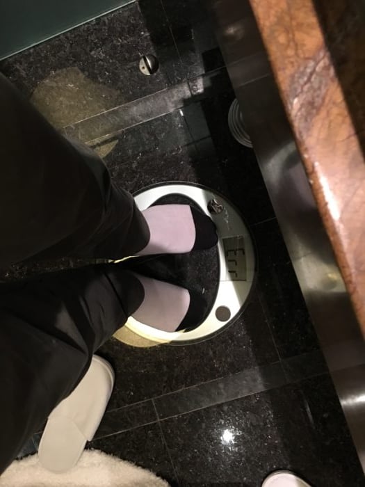 中國高檔酒店洗手台下面都會有體重秤，正好稱稱看……這Err是什麼意思？ToT超量程了么？