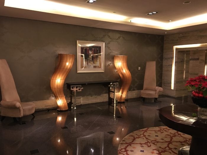 酒店過廳的裝飾，扭曲的燈很有特色，彰顯了一種動感