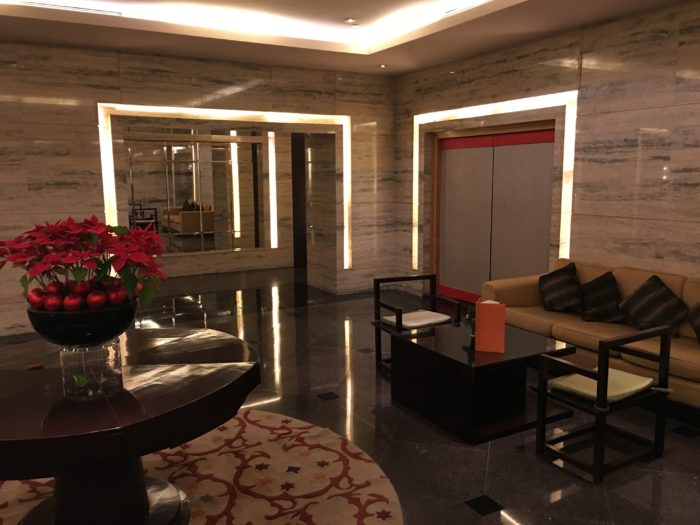 酒店过厅，层叠的灯框创造出了一种空间的错觉 