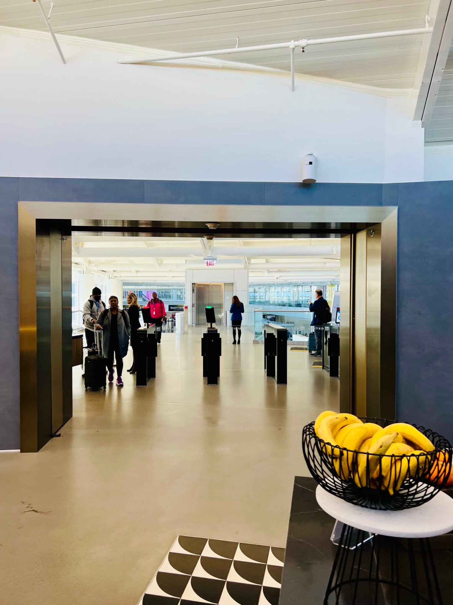 顶配United Club——纽瓦克机场C123登机口美联航休息室体验 美国信用卡指南