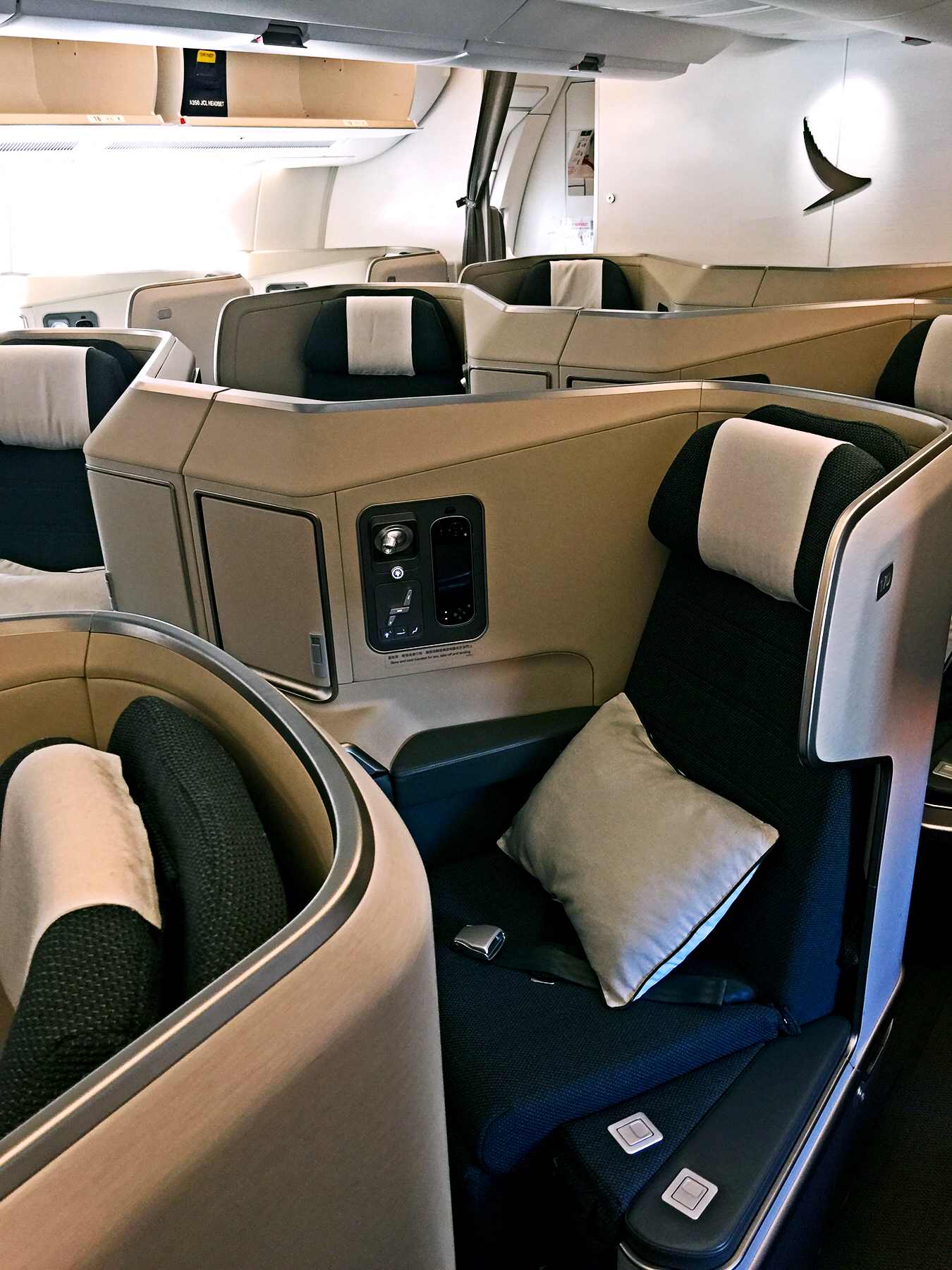 阿联酋航空推出波音777客机全新商务舱布局 更宽敞舒适_民航_资讯_航空圈