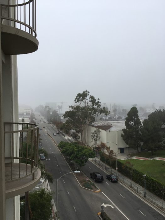 阳台街景，雾的那边即是Santa Monica Pier