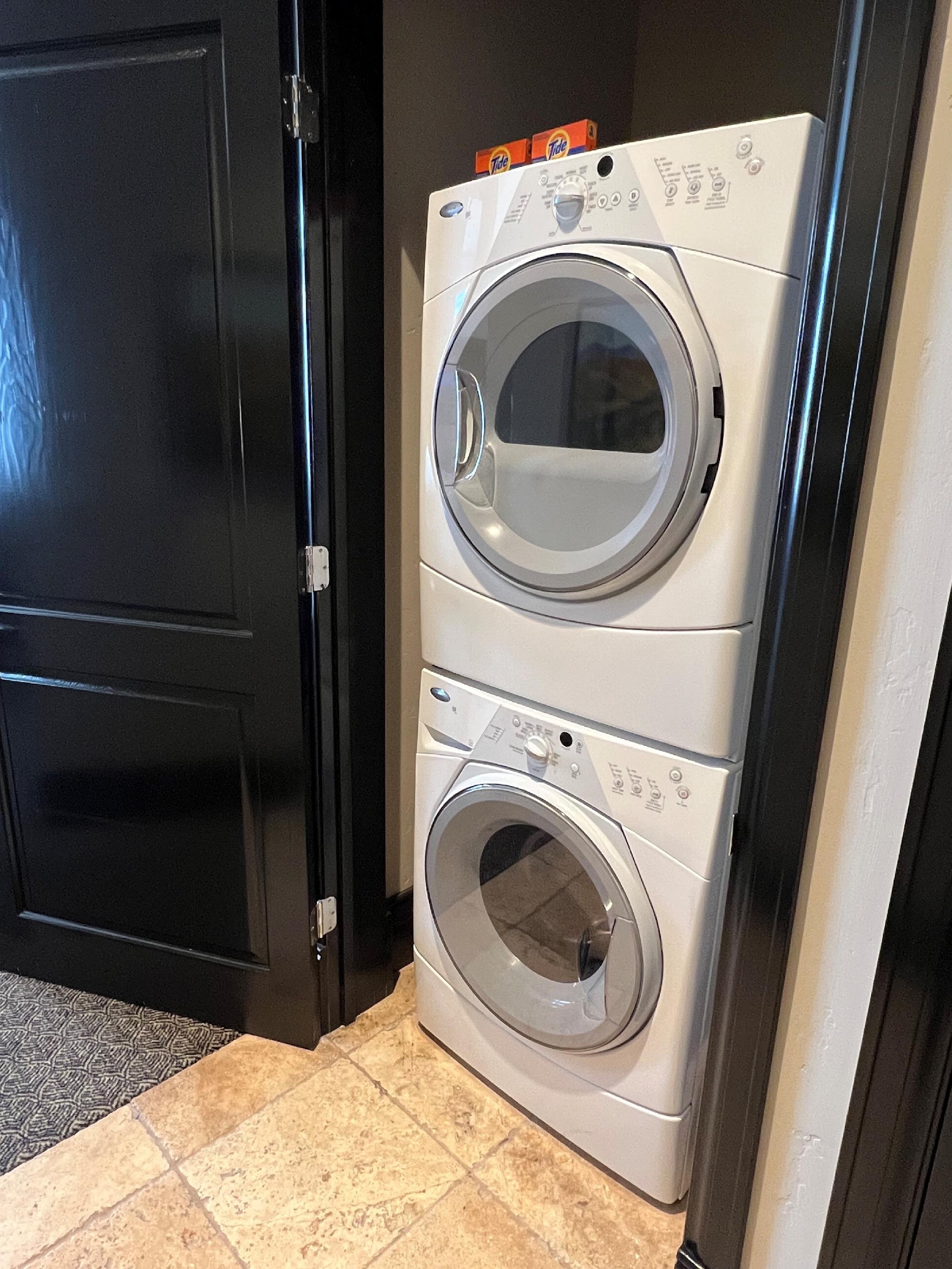 A washing machine in a room Description automatically generated with medium confidence