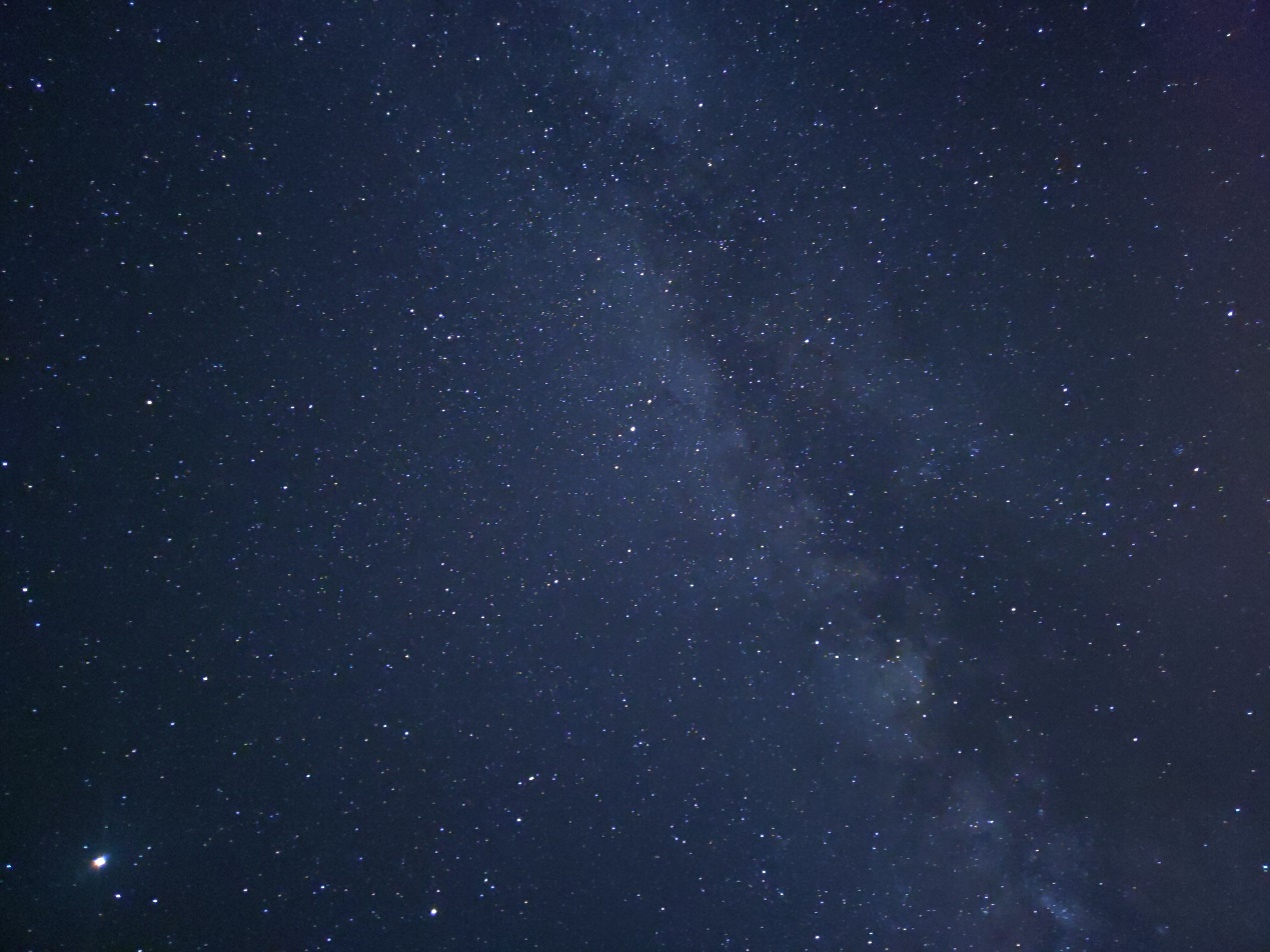 圖片包含 自然, 遊戲機, 夜空, 穿着 描述已自動生成